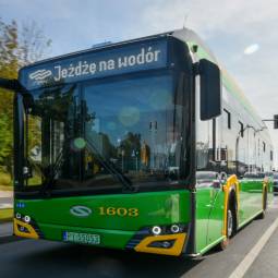 Na ulice Poznania wyjechały pierwsze ultranowoczesne autobusy marki Solaris wyposażone w wodorowe ogniwa paliwowe